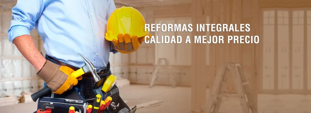 Electricista instalando cableado durante reforma integral, cumpliendo normativa española.

